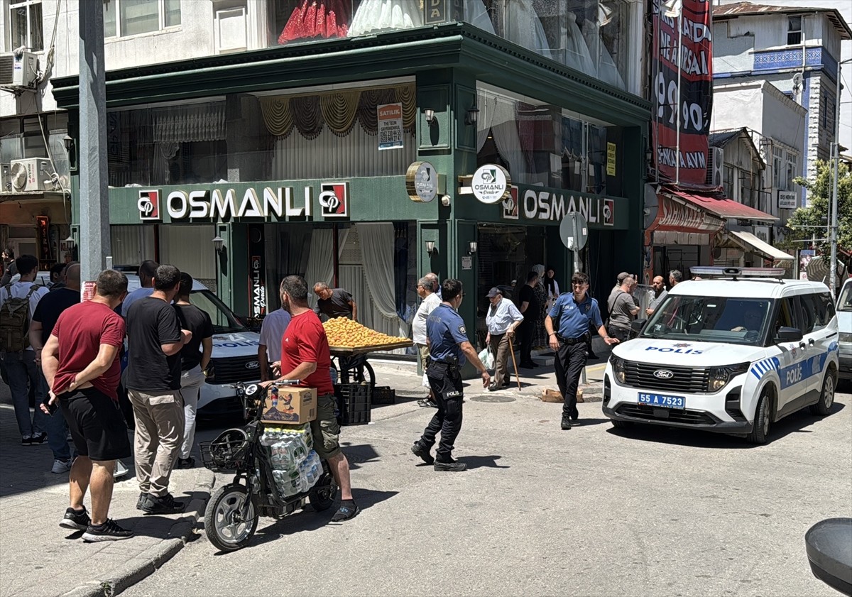 Samsun'un İlkadım ilçesinde bir olaya müdahale eden polise mukavemette bulundukları iddiasıyla 5...