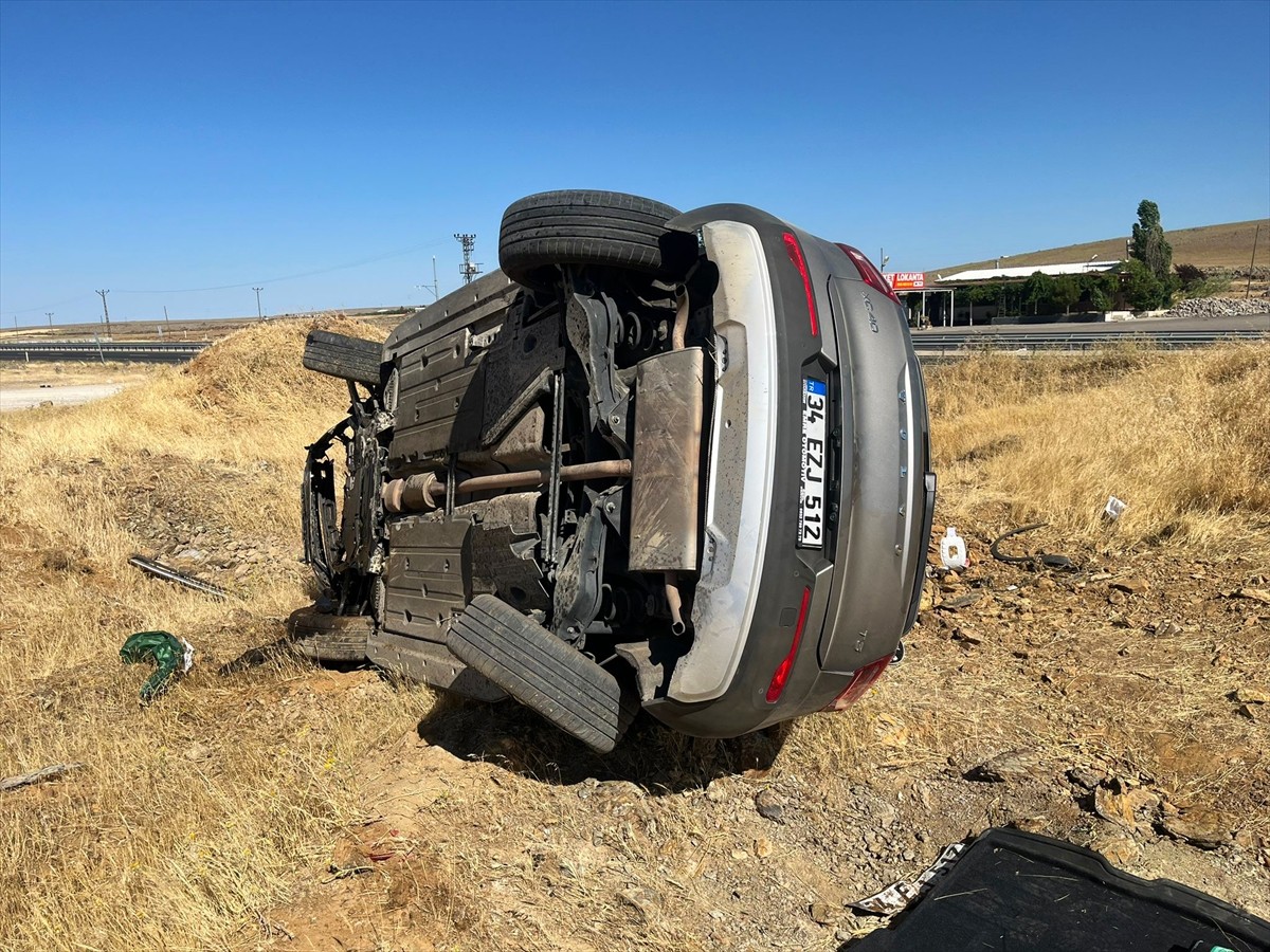 Şanlıurfa'nın Siverek ilçesinde otomobilin şarampole devrilmesi sonucu 1 kişi öldü, 1 kişi...