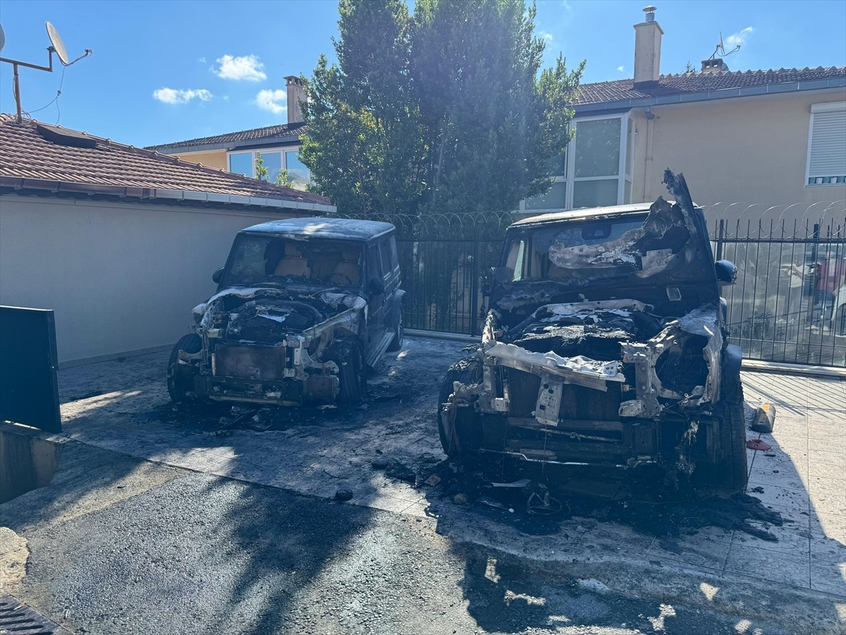 Sarıyer'de iş insanlarına ait park halindeki iki cip ateşe verilirken, kundaklanma anı güvenlik...