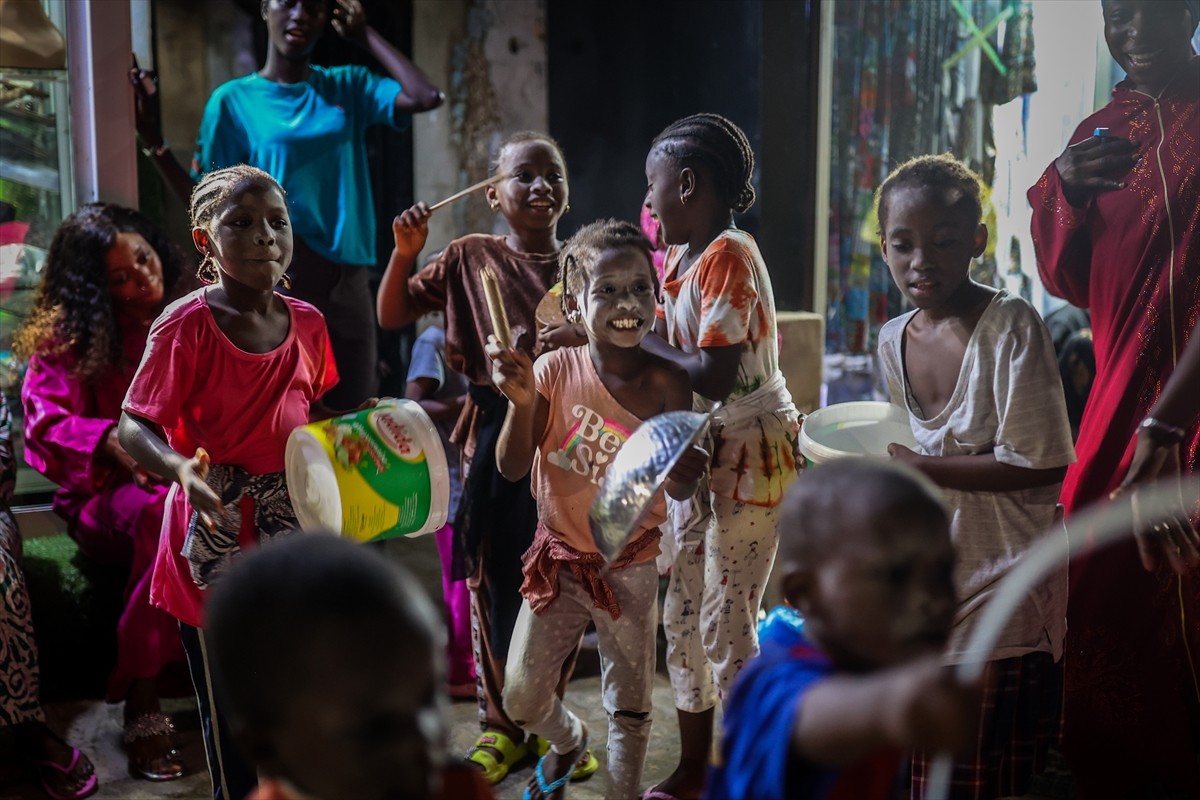 Senegal'de büyük bir coşkuyla kutlanan aşure günü, bu yıl da renkli görüntülere sahne oldu. Yerel...