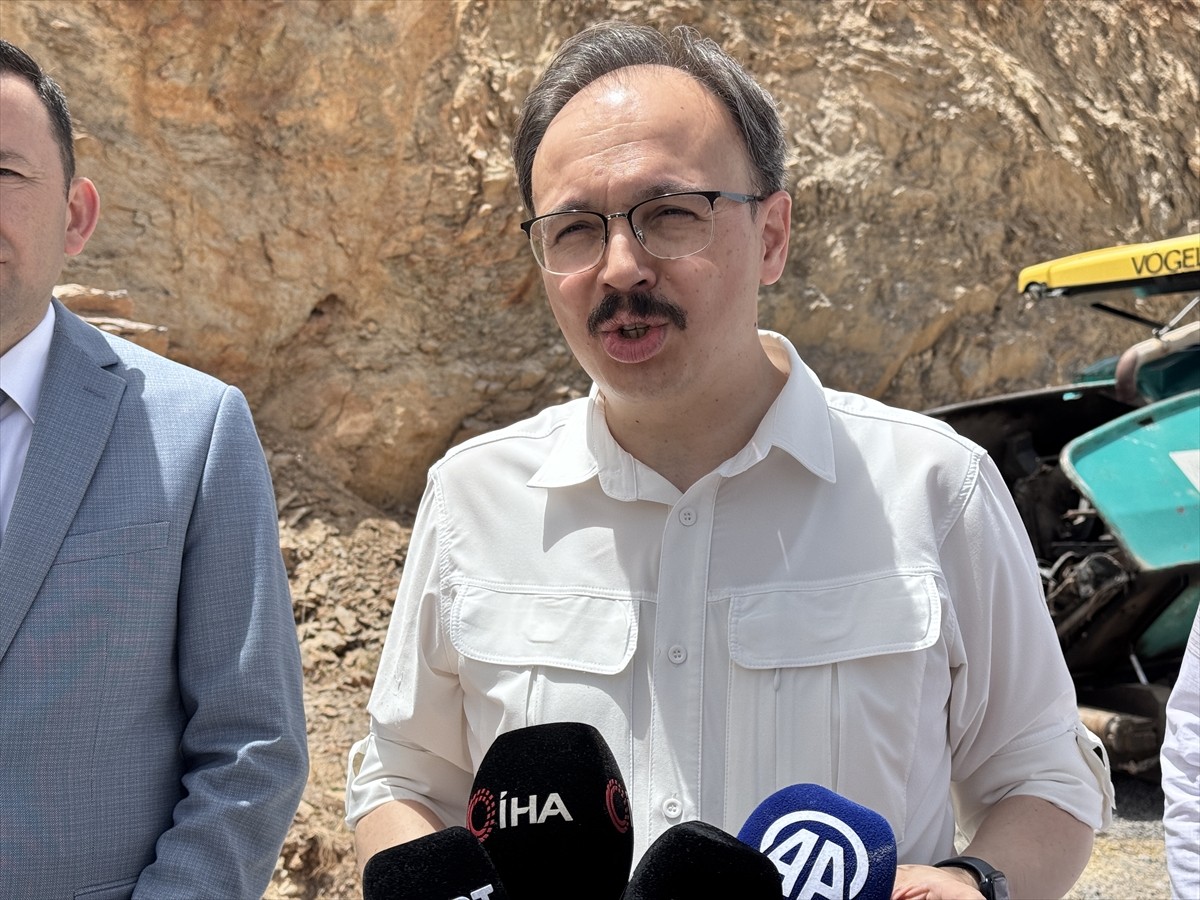 Siirt'in Pervari ilçesindeki Çemikari Yaylası'nın 32 kilometrelik yolunda yenileme çalışması...