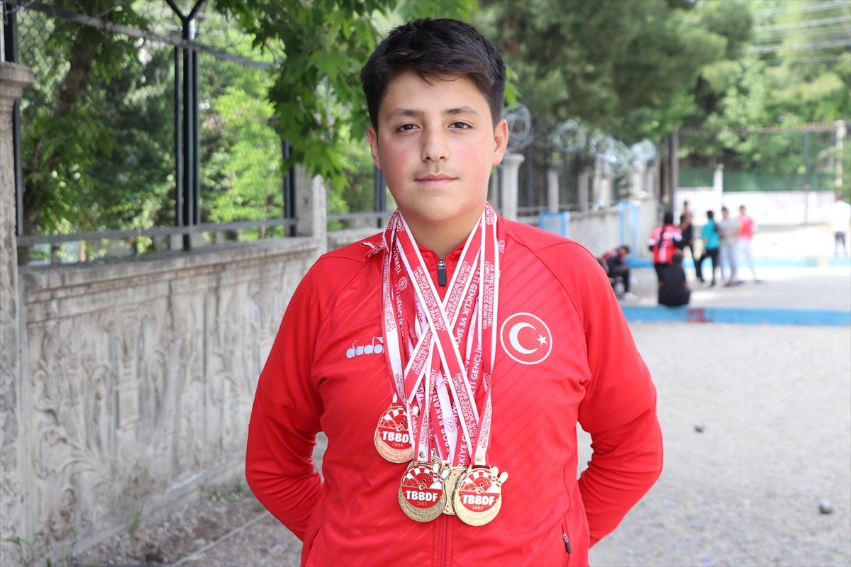 Siirt'te yaşayan 15 yaşındaki Erkan Özer, beden eğitimi öğretmeninin yönlendirmesiyle başladığı...