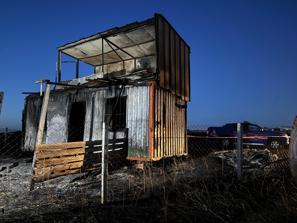 Silivri'de otluk alanda çıkan yangın söndürülürken, yanan arazi içindeki kulübede bir kadının...