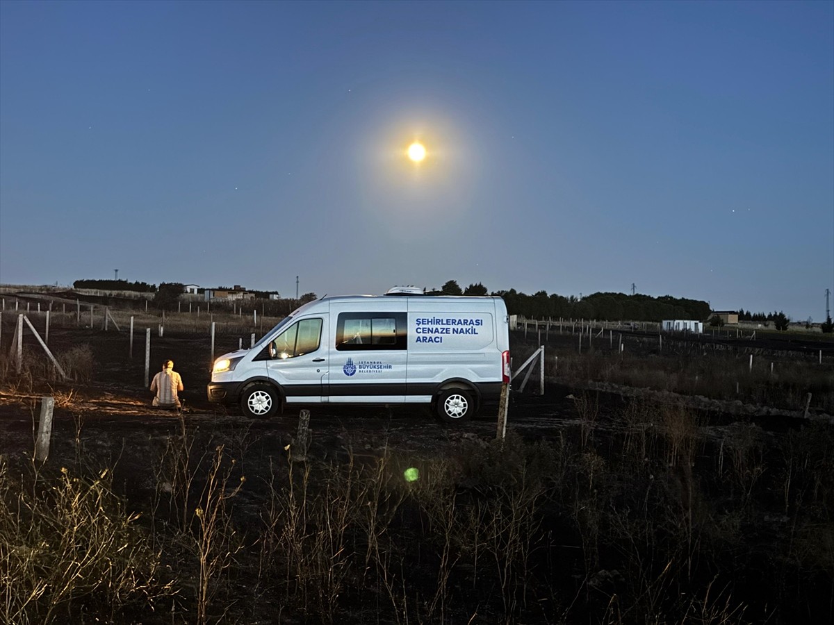 Silivri'de otluk alanda çıkan yangın söndürülürken, yanan arazi içindeki kulübede bir kadının...