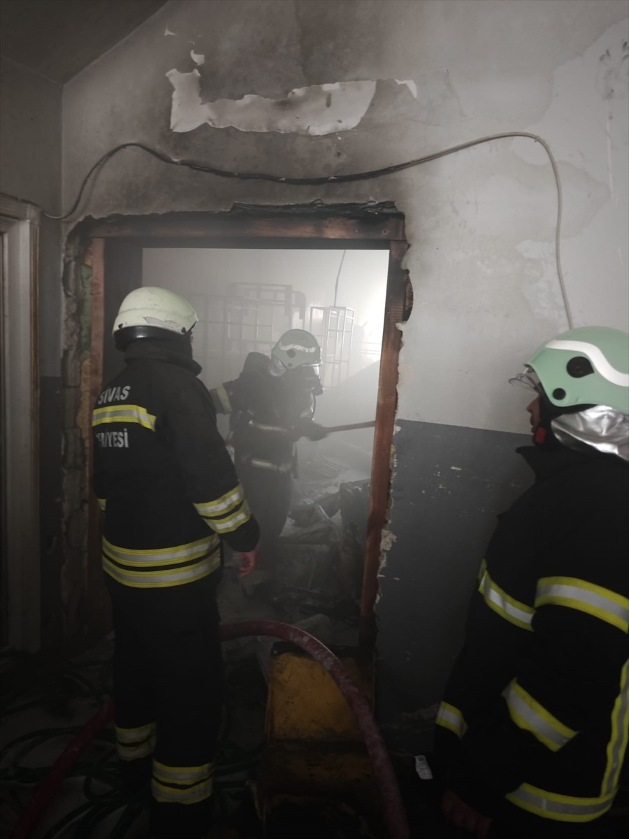 Sivas'ta iki katlı bir mobilya imalathanesinde çıkan yangın itfaiye ekipleri tarafından...