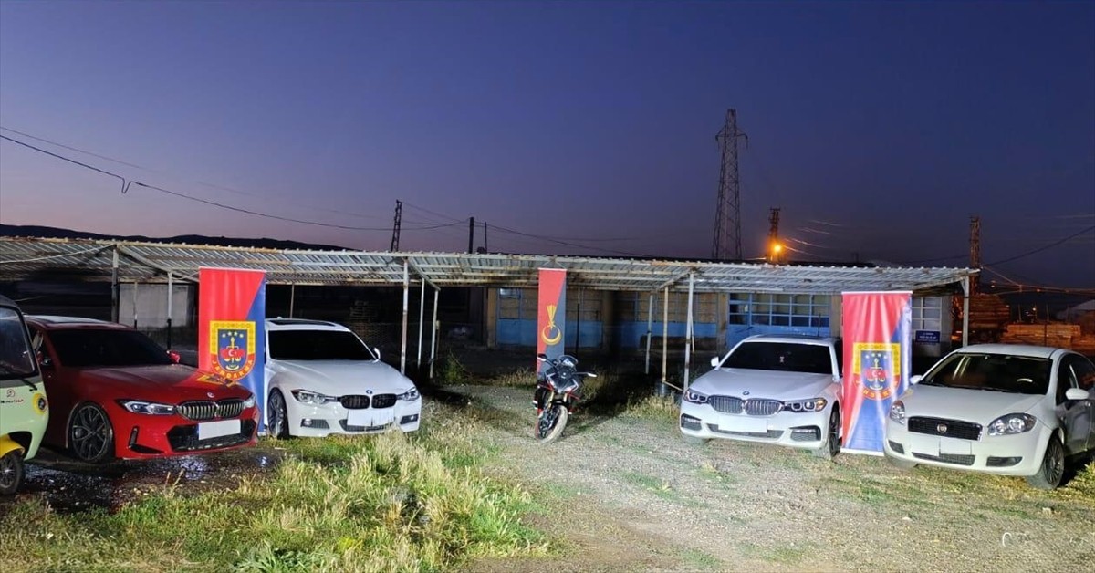 Sivas'ta İl Jandarma Komutanlığı Jandarma Suç Araştırma Timi (JASAT) ekiplerince altın ve döviz...