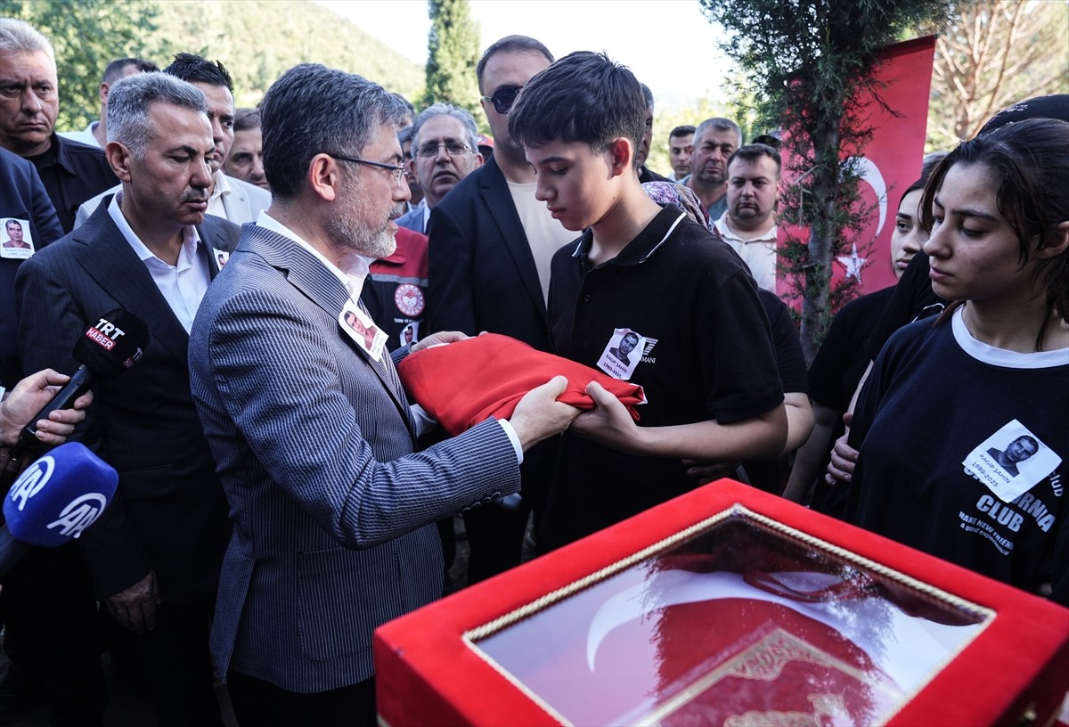Tarım ve Orman Bakanı İbrahim Yumaklı, İzmir'in Ödemiş ilçesinde orman yangınına müdahale ederken...