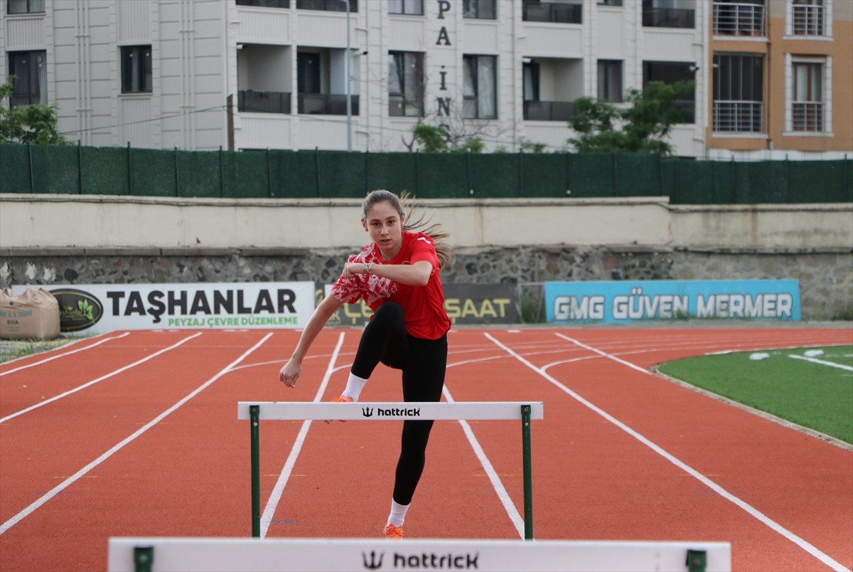 Tekirdağ'da tekvandoyu bırakıp 4 sene önce atletizme başlayan 14 yaşındaki Ayşe Nazlı Aydın...