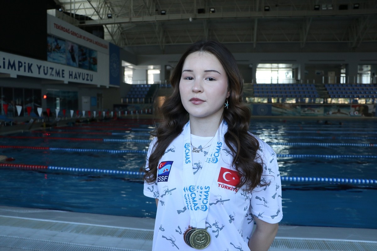 Tekirdağ'da yaşadığı sakatlıktan dolayı yüzmeyi bırakıp geçtiği serbest dalışta ilk defa katıldığı...