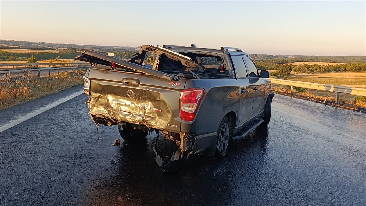 Tekirdağ'ın Çerkezköy ilçesinde pikaba arkadan çarpan otomobilin sürücüsü hayatını...