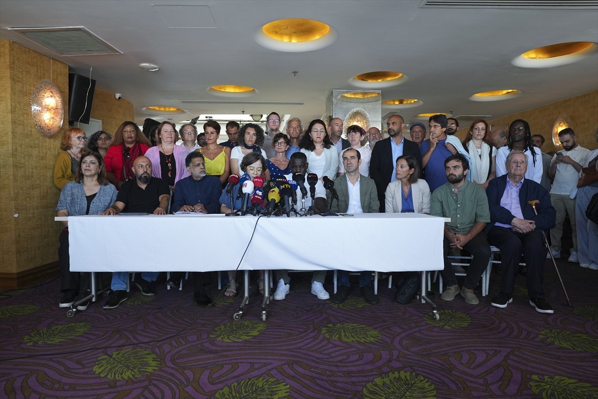 Terör örgütü elebaşı Abdullah Öcalan ile görüşmek üzere Türkiye'ye gelen 39 kişilik yabancı heyet...