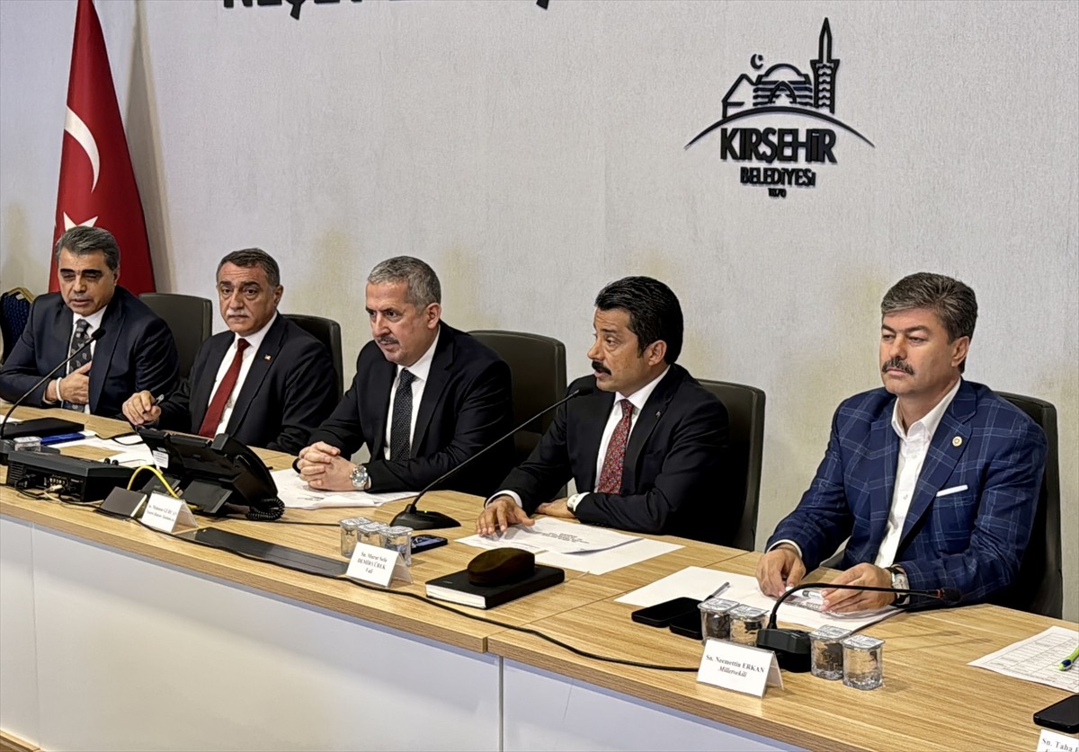 Ticaret Bakan Yardımcısı Mahmut Gürcan (sol 3), Kırşehir'de 38. Ahilik Haftası Kutlama Komitesi...