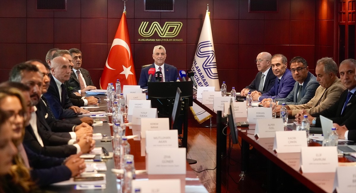 Ticaret Bakanı Ömer Bolat, "Uluslararası Nakliyeciler Derneği'ni (UND) ziyaret etti. Bakan Bolat...
