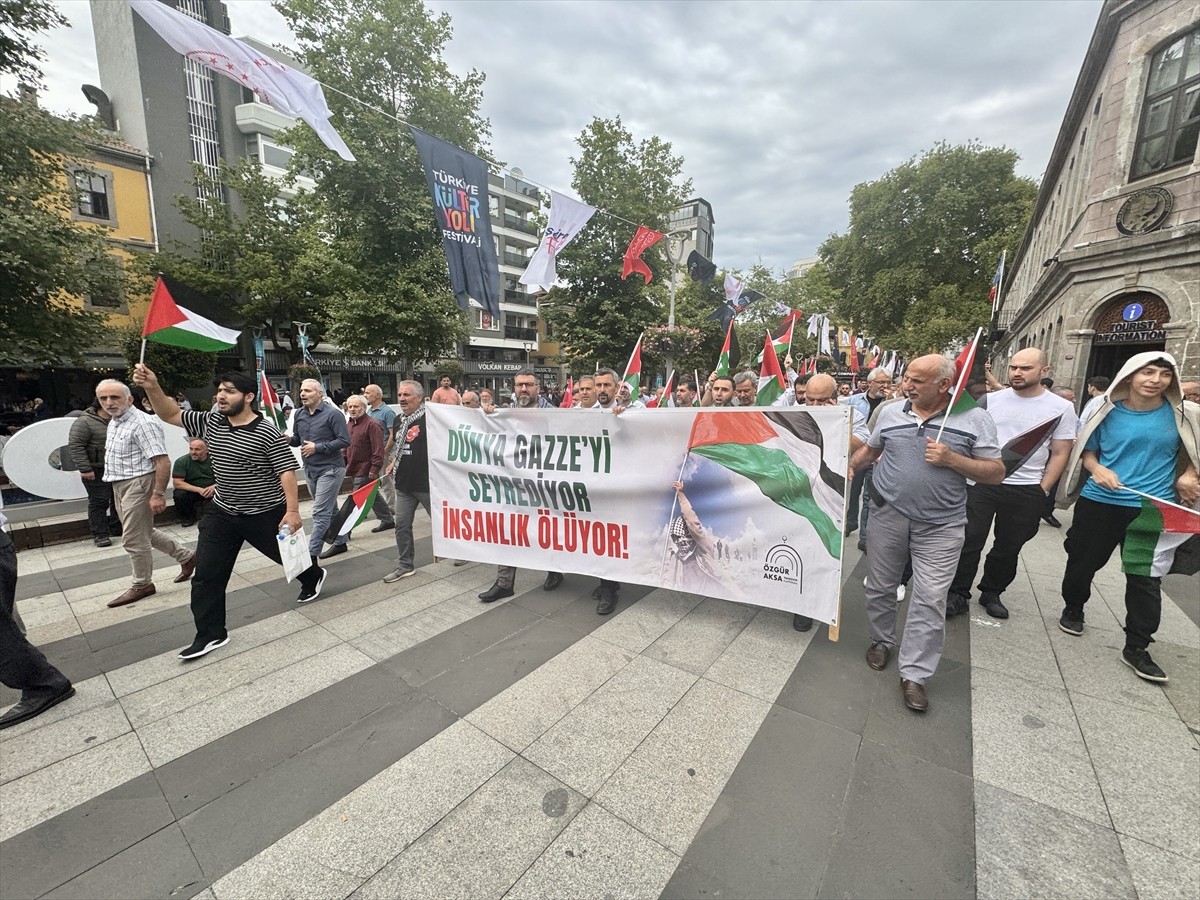 Trabzon'da, Gazze'ye destek için yürüyüş düzenlendi. Ortahisar ilçesindeki 15 Temmuz Şehitleri ve...