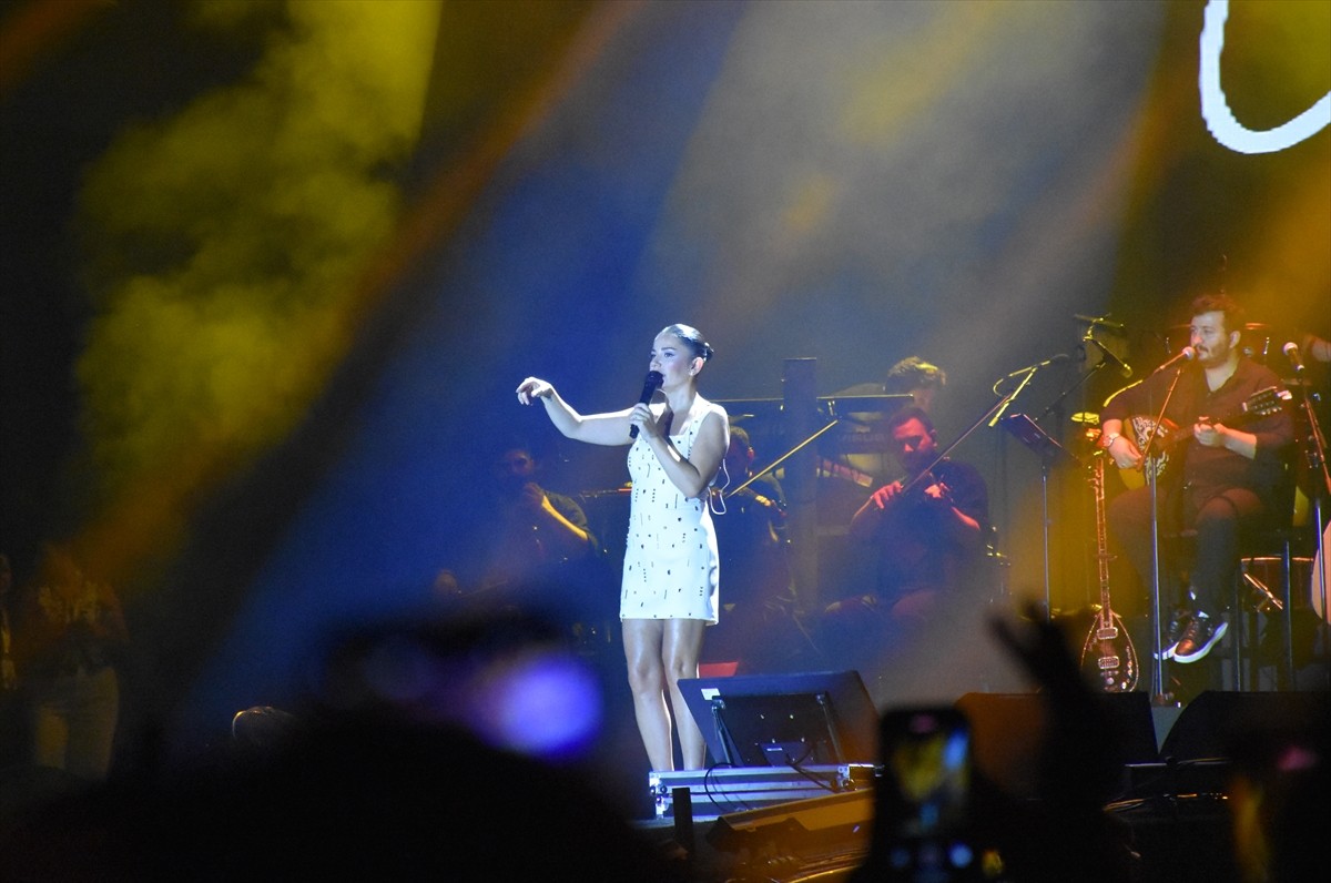 Trabzon Kültür Yolu Festivali'nin altıncı gününde şarkıcı Merve Özbey konser verdi. Festival...