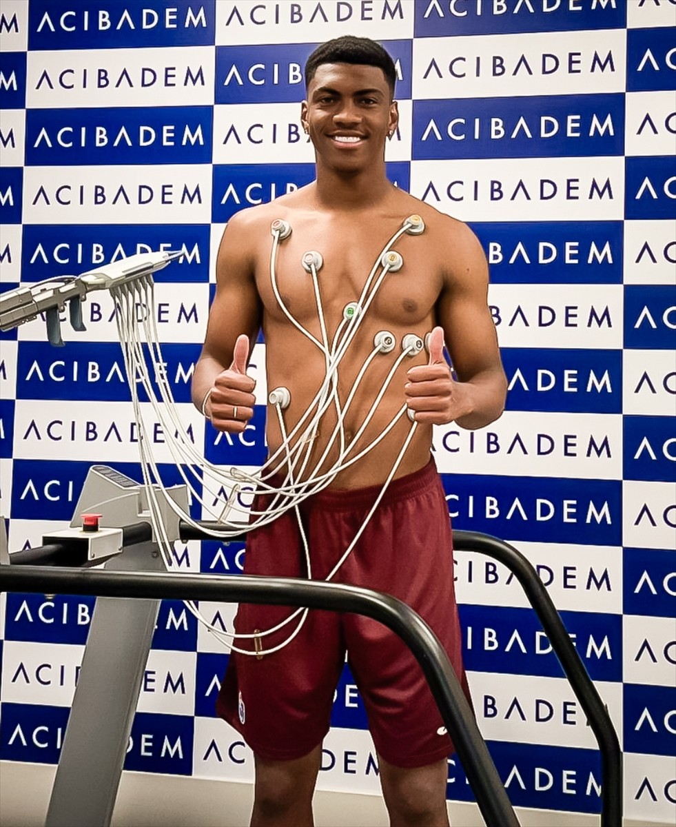 Trabzonspor'un anlaşma sağladığı Brezilyalı futbolcu Felipe Augusto, taraftarlarını karşısına...