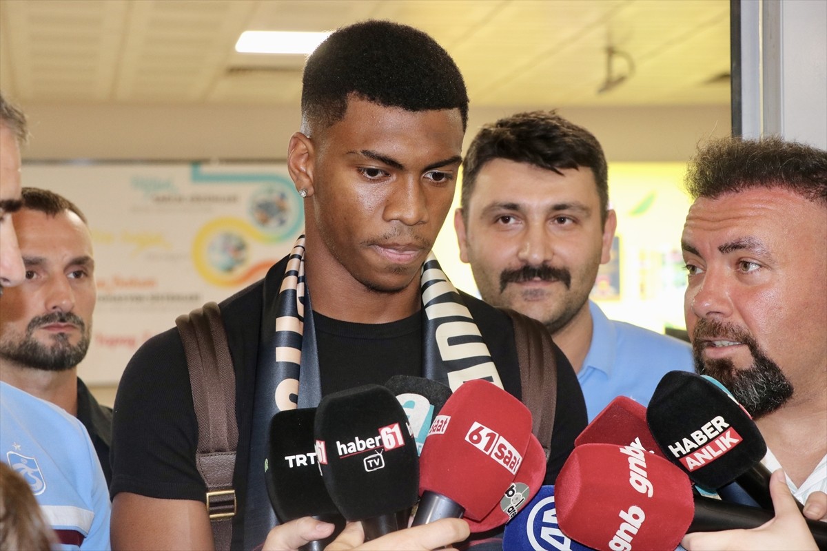 Trabzonspor'un transferi için anlaşmaya vardığı Brezilyalı futbolcu Felipe Augusto, Trabzon'a...