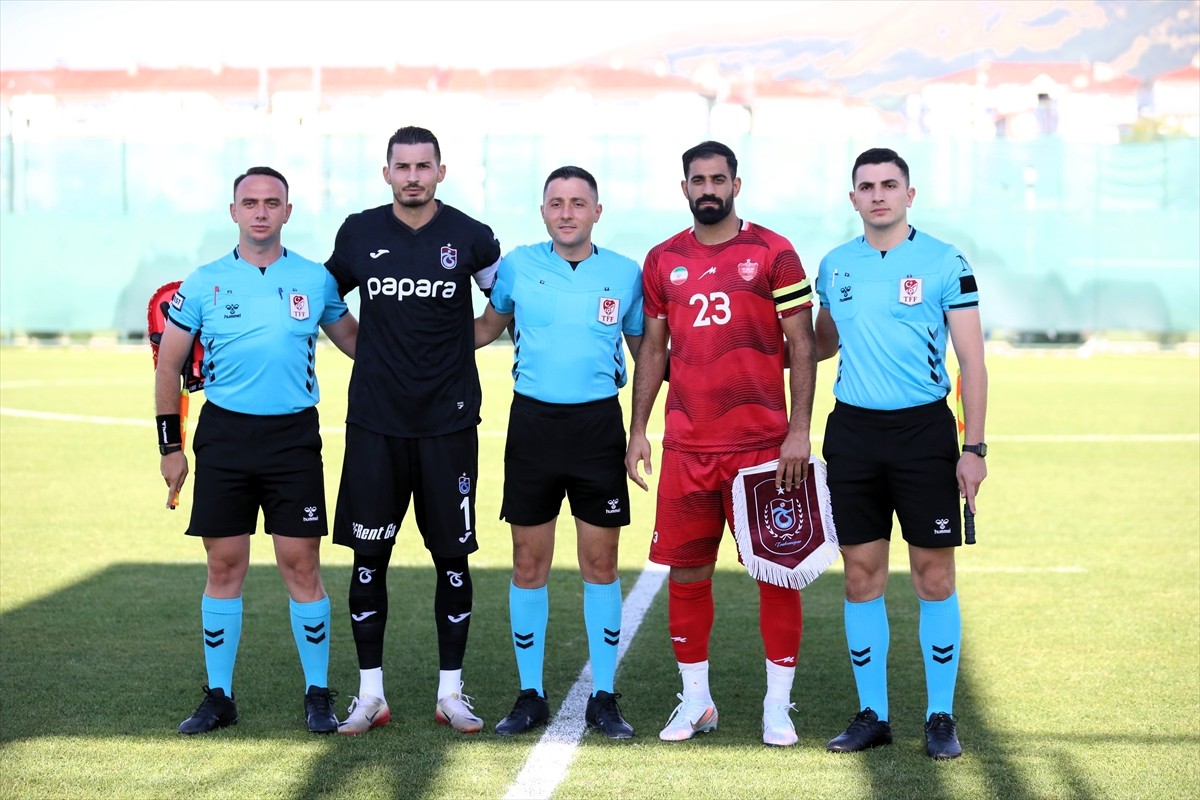 Trabzonspor, hazırlık maçında İran takımlarından Persepolis ile Erzurum'un Palandöken Dağı...