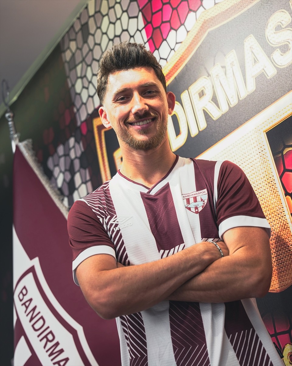 Trendyol 1. Lig ekiplerinden Bandırmaspor, Kosovalı futbolcu Jetmir Topalli'yi (solda) kadrosuna...