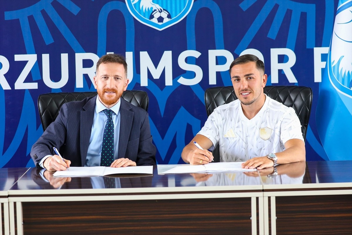 Trendyol 1. Lig ekiplerinden Erzurumspor FK, Gürcü oyuncu Guram Giorbelidze (sağda) ile 2026-2027...