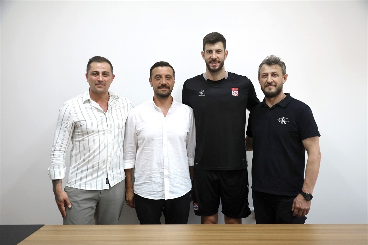 Trendyol 1. Lig ekiplerinden Sivasspor, kaleci Göktuğ Bakırbaş'ı  (sağ 2) renklerine...