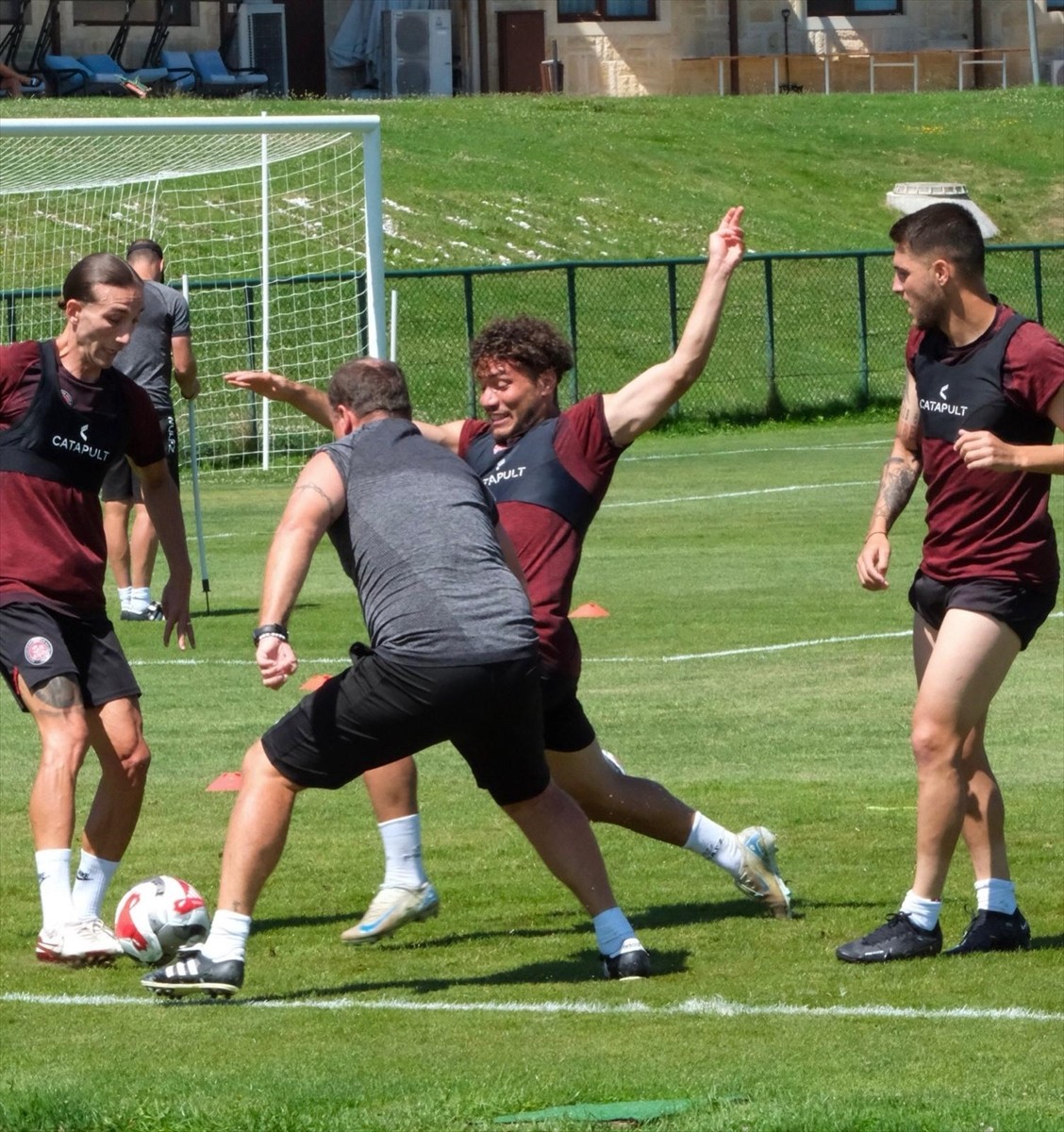 Trendyol Süper Lig'in yeni ekibi Fatih Karagümrük, sezon hazırlıklarını Düzce'nin Kaynaşlı...