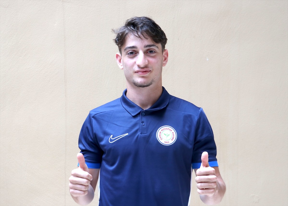 Trendyol Süper Lig ekiplerinden Çaykur Rizespor'un altyapısından yetişen 19 yaşındaki futbolcu...