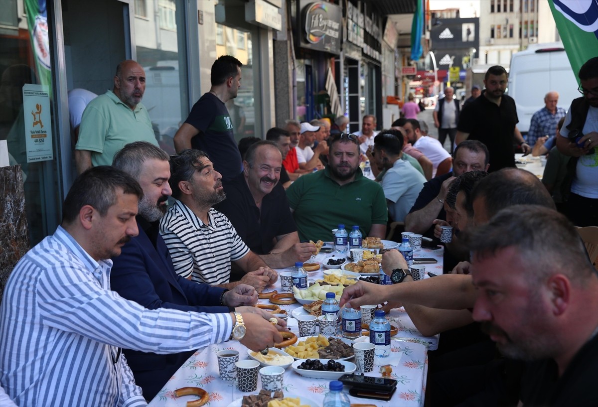 Trendyol Süper Lig ekiplerinden Çaykur Rizespor'un kulüp başkanı İbrahim Turgut (sol 2), teknik...