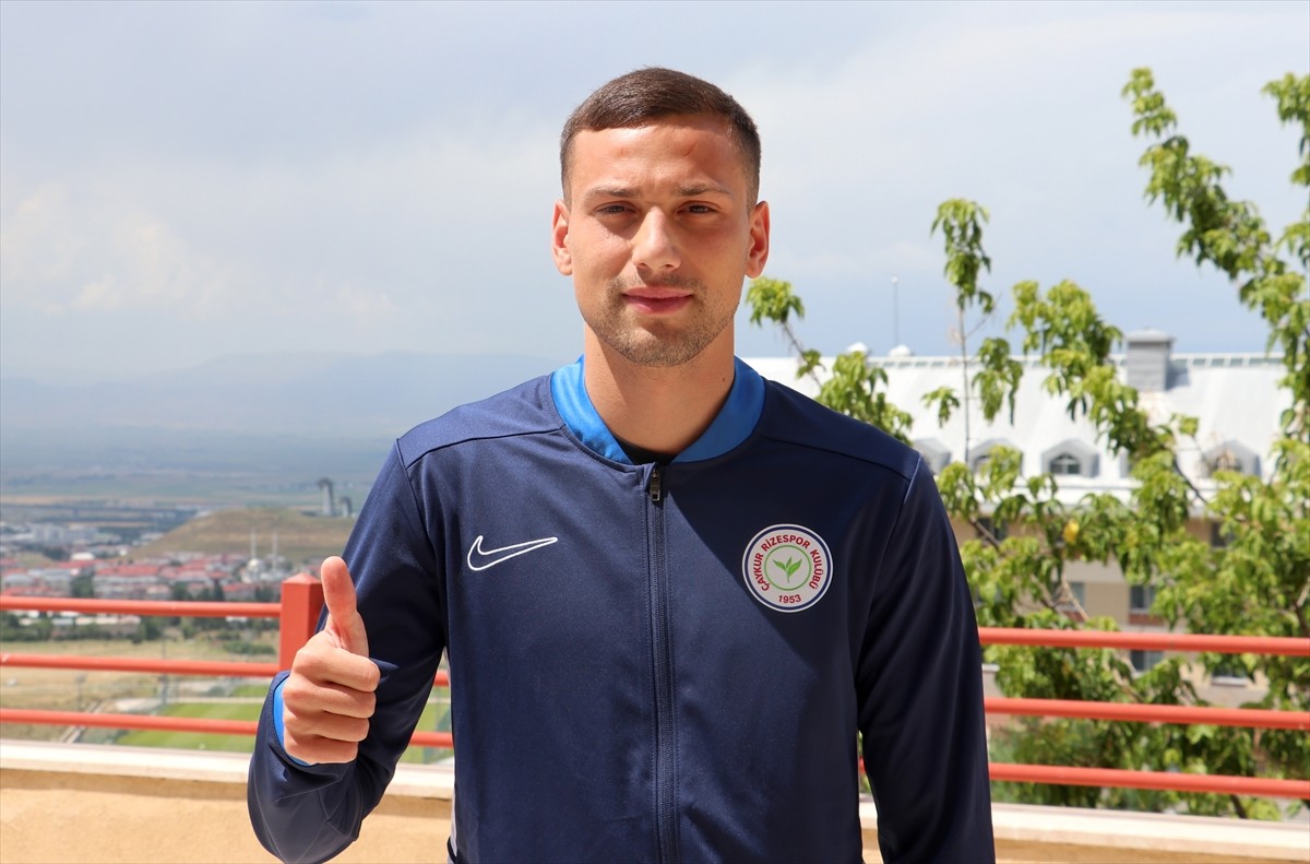 Trendyol Süper Lig ekiplerinden Çaykur Rizesporlu Dal Varesanovic, küçük yaşlarda ailesinin örnek...