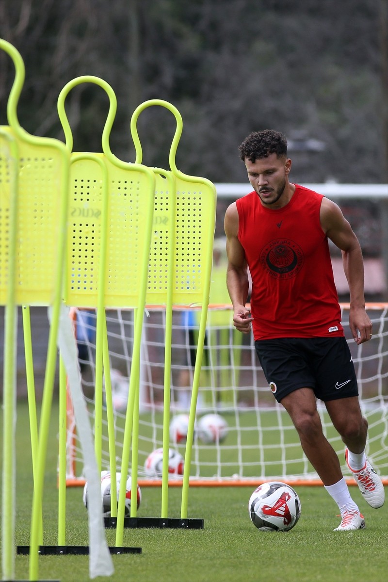 Trendyol Süper Lig ekiplerinden Gençlerbirliği, 2025-2026 sezonu hazırlıklarını, Beştepe İlhan...