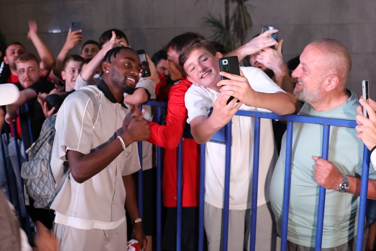 Trendyol Süper Lig ekiplerinden Samsunspor’un transfer ettiği Kongolu orta saha oyuncusu Antoine...