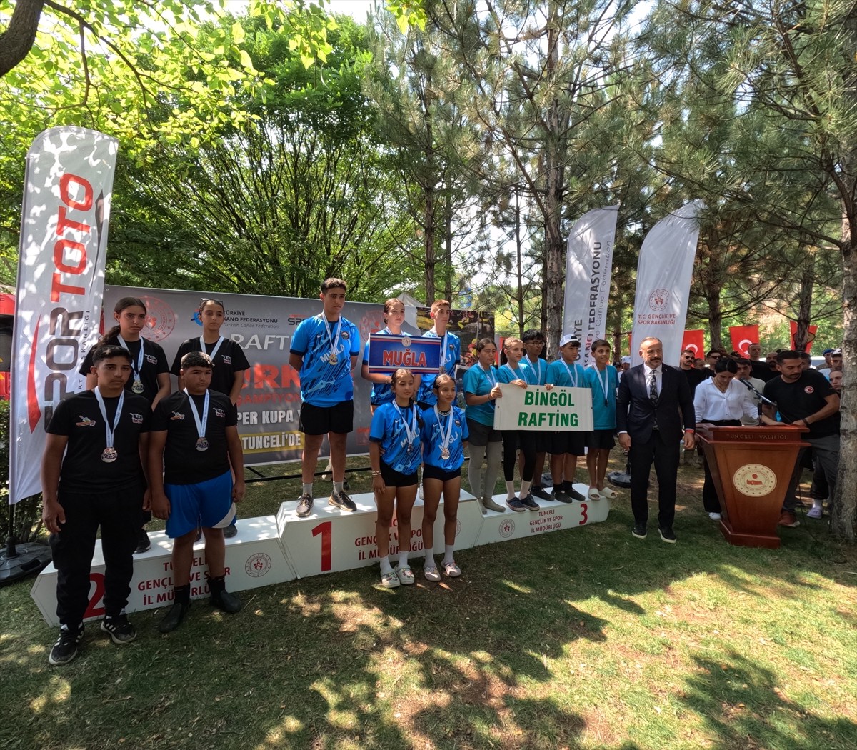 Tunceli'de düzenlenen Türkiye Rafting Şampiyonası ve Süper Kupa Yarışları tamamlandı. Yarışmaların...