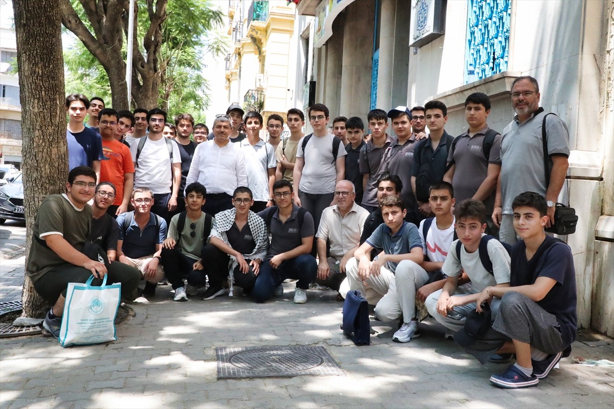 Türkiye'den Tunus’a dil eğitimi için gelen imam hatip lisesi öğrencileri Burgiba Dil Enstitüsü'nde...