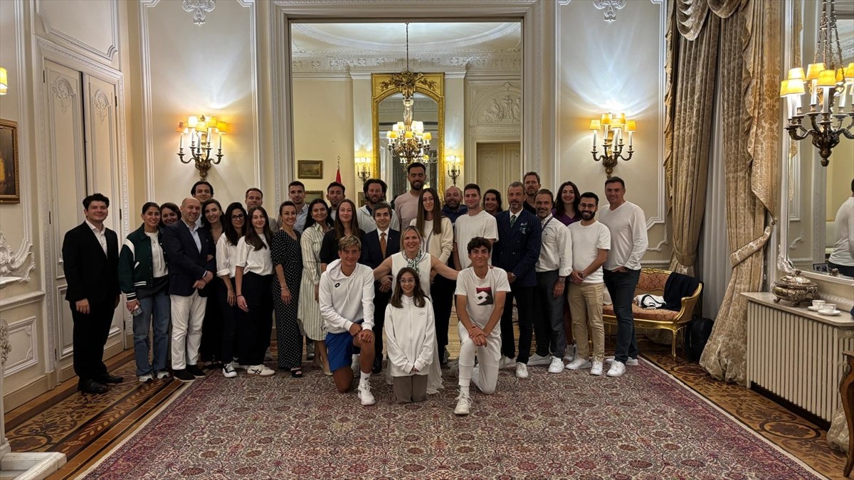 Türkiye'nin Londra Büyükelçisi Osman Koray Ertaş, Wimbledon Tenis Turnuvası'nda mücadele eden Türk...