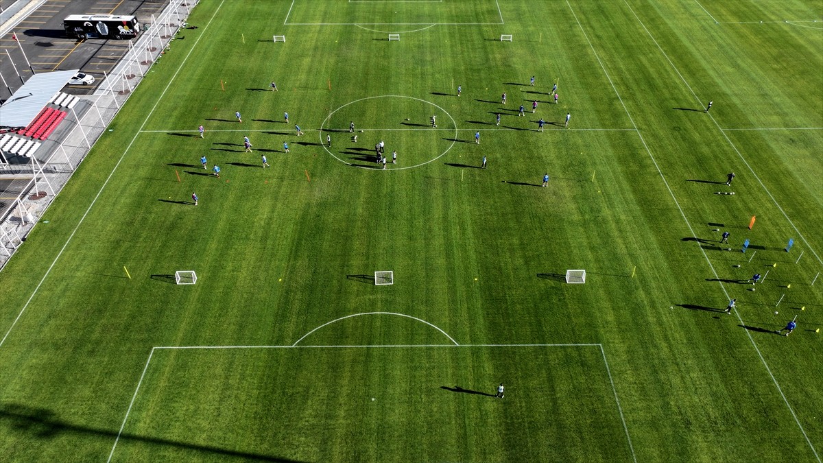 Türkiye'nin önemli kayak merkezlerinden Erciyes'te 1850 rakımda kurulan Erciyes Yüksek İrtifa Kamp...