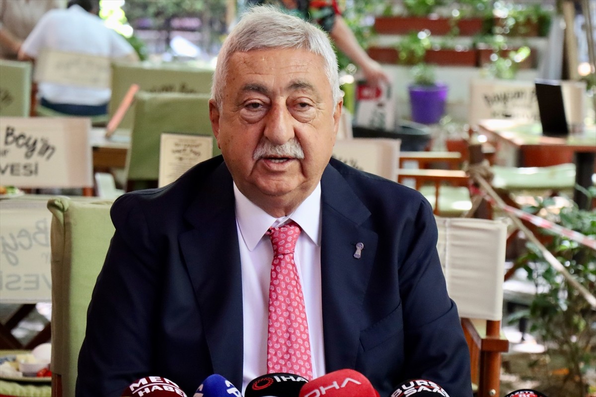 Türkiye Esnaf ve Sanatkarları Konfederasyonu (TESK) Genel Başkanı Bendevi Palandöken, Bursa'da...