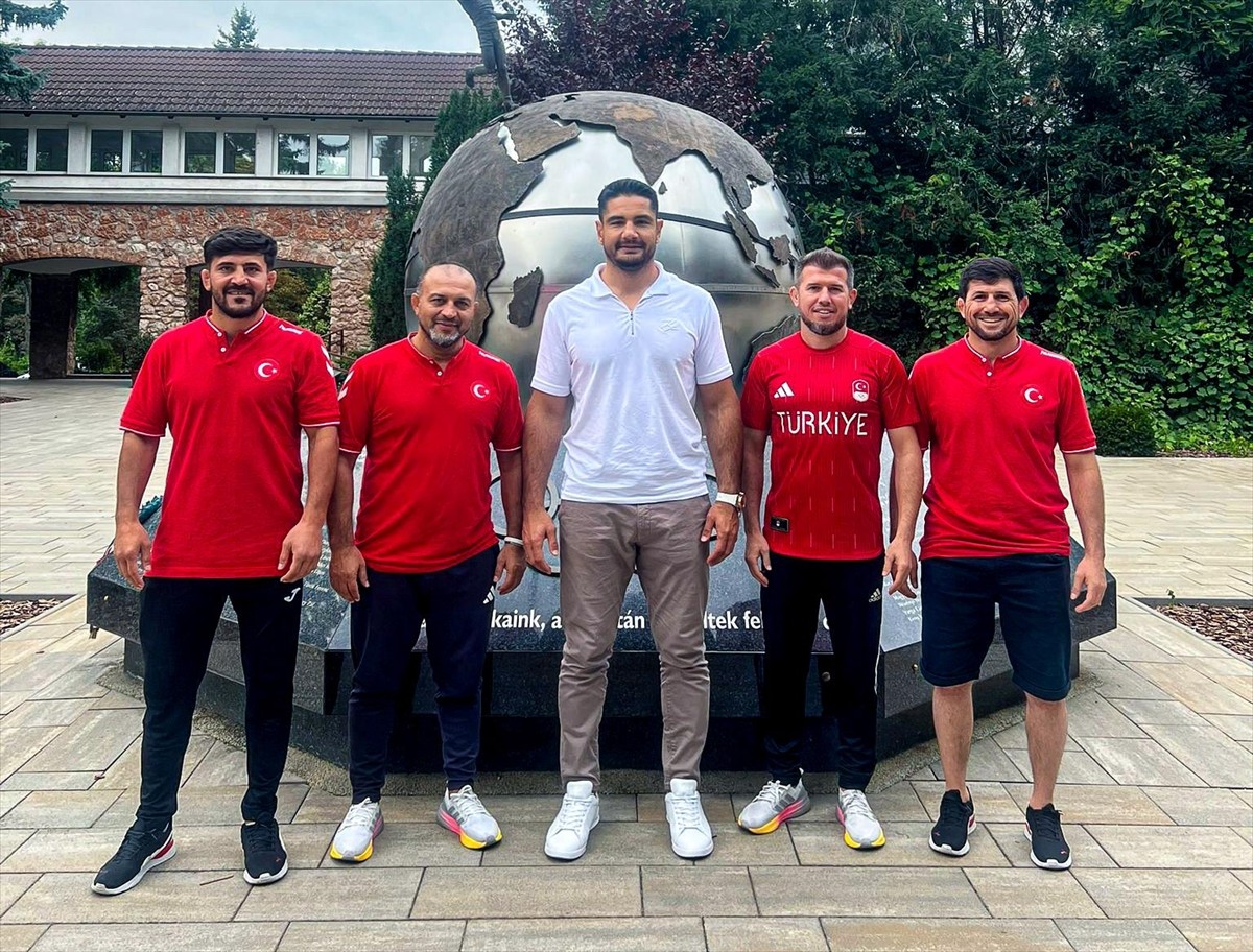 Türkiye Güreş Federasyonu Başkanı Taha Akgül(sol 8), Macaristan'daki Uluslararası Hazırlık...