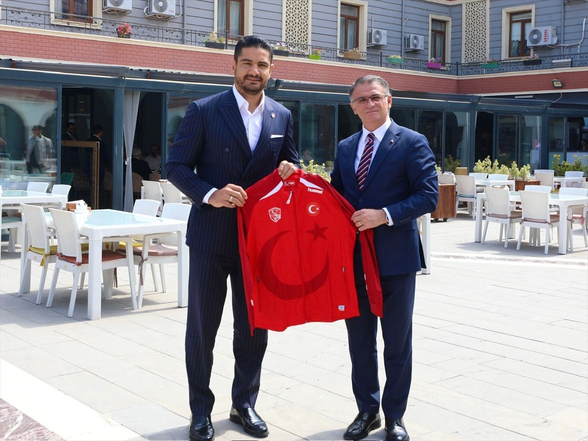 Türkiye Güreş Federasyonu Başkanı Taha Akgül (solda), Doğu ve Güneydoğu Anadolu Bölgesi...