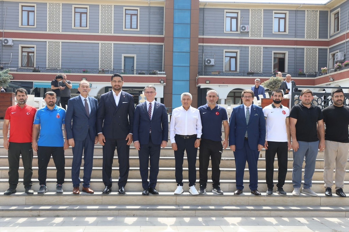 Türkiye Güreş Federasyonu Başkanı Taha Akgül (solda), Doğu ve Güneydoğu Anadolu Bölgesi...