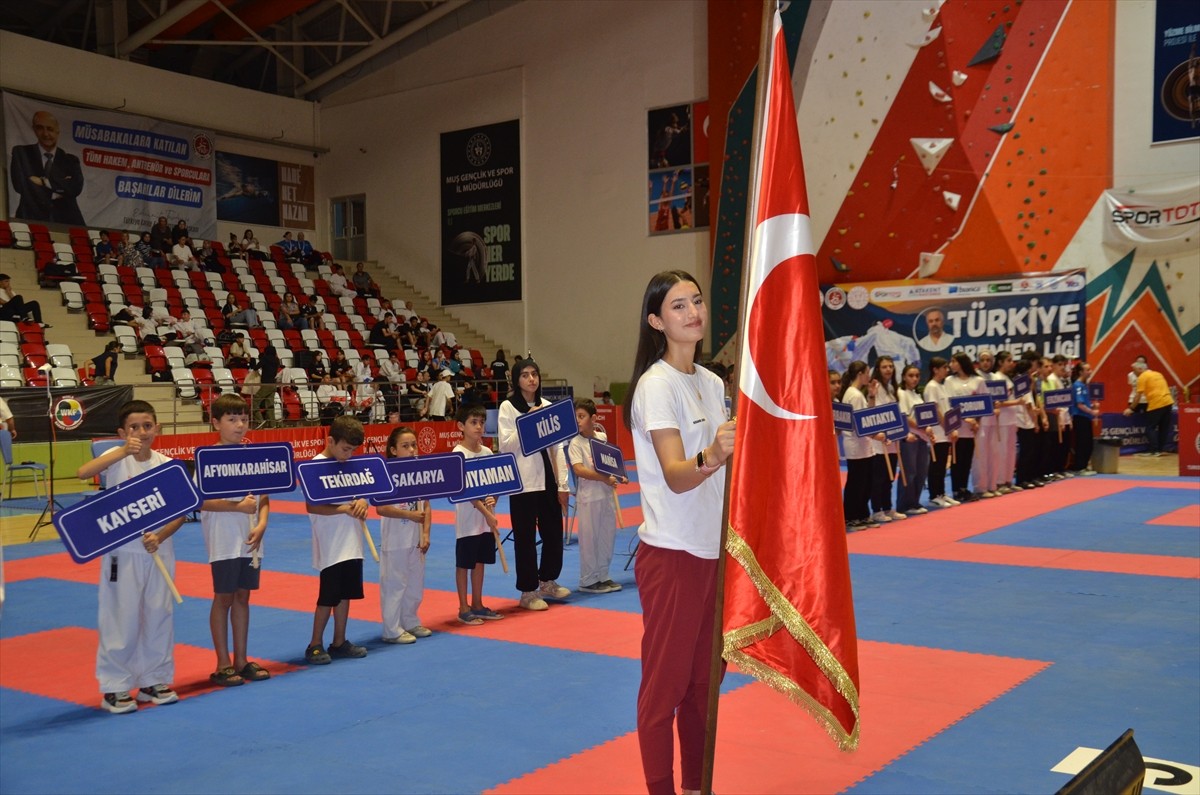 Türkiye Karate Premier Ligi'nin 4. ayağı, 60 ilden sporcuların katılımıyla Muş'ta başladı.