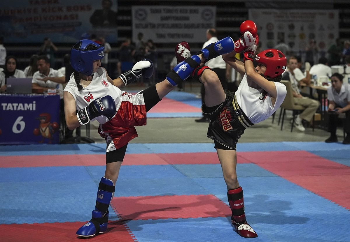 Türkiye Kick Boks Federasyonu tarafından 81 ilden 6 bin sporcunun katılımıyla İzmir'de...