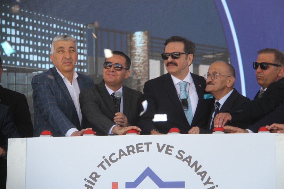 Türkiye Odalar ve Borsalar Birliği (TOBB) Başkanı Rifat Hisarcıklıoğlu (ortada), Beyşehir Ticaret...