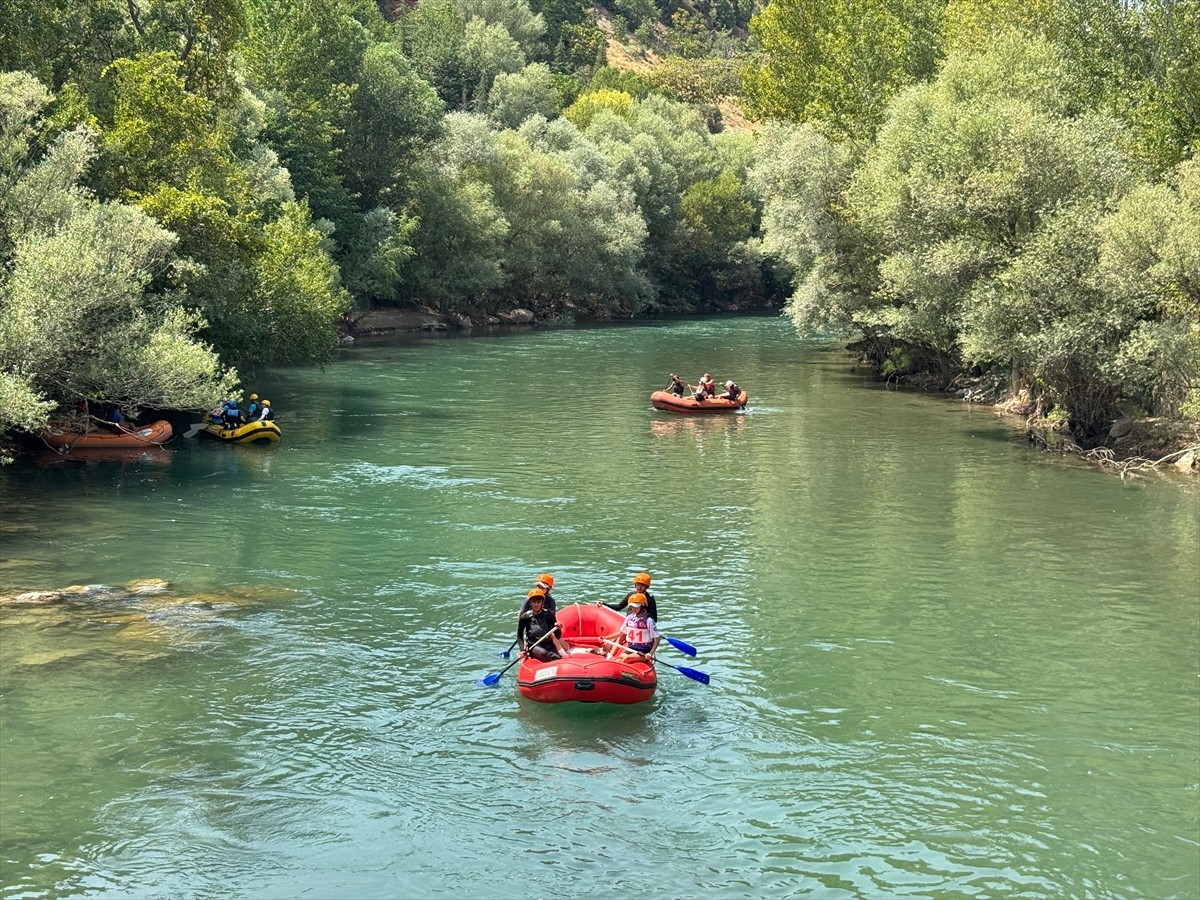 Türkiye Rafting Şampiyonası ve Süper Kupa Yarışları kapsamındaki slalom turlarına Munzur Çayı ev...