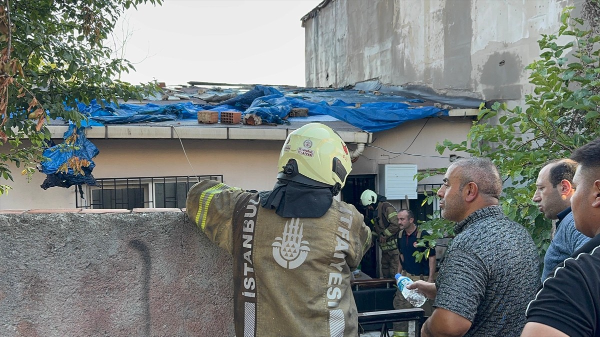   Ümraniye'de tek katlı binada çıkan yangın itfaiye ekiplerinin müdahalesiyle söndürüldü.