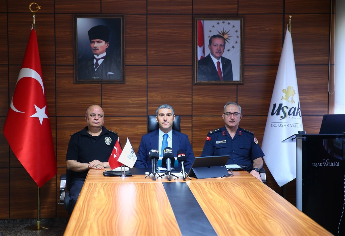 Uşak Valisi Naci Aktaş (ortada), Valilik Toplantı Salonu'nda düzenlenen Güvenlik ve Asayiş...