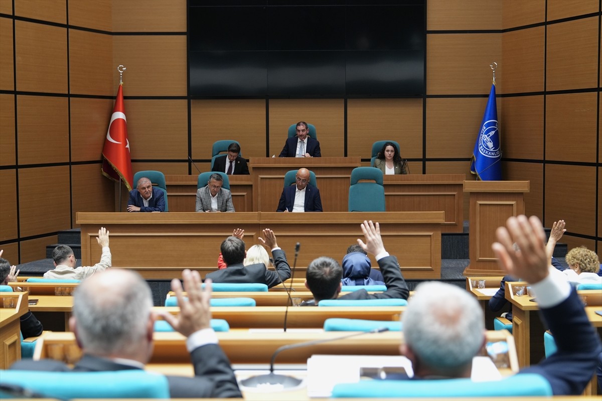 Üsküdar Belediye Meclisinde, ilçede 2026 yılından itibaren uygulanacak emlak vergisi zamları...