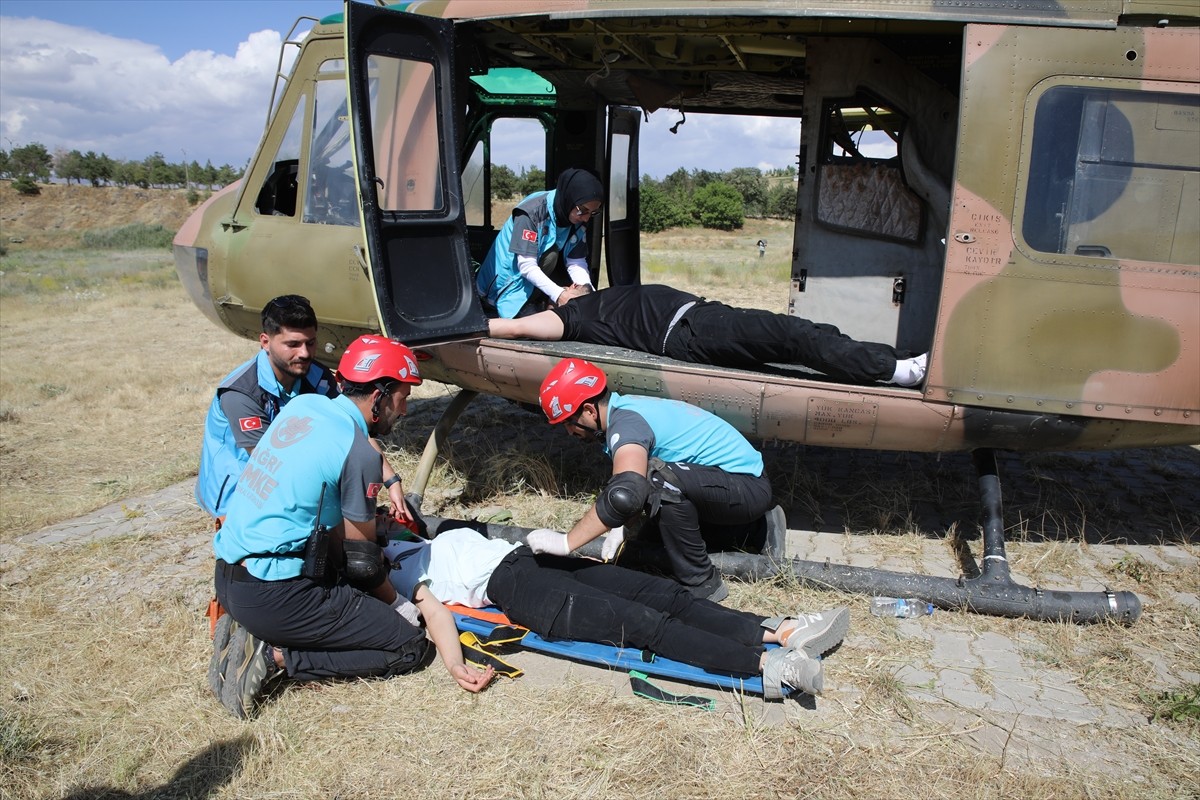 Van'ın Erciş ilçesinde "helikopter kazasında arama kurtarma tatbikatı" gerçekleştirildi. Ulusal...