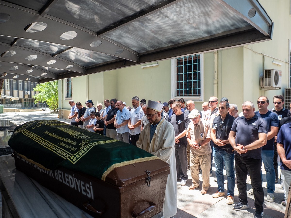 Yaşamını yitiren Gençlerbirliği'nin eski futbolcularından Orhan Yüksel'in (86) cenazesi, İzmir'de...