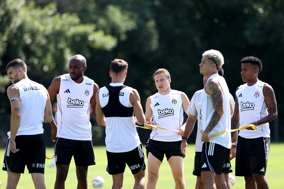Yeni sezon hazırlıkları kapsamında Avusturya'da kamp yapan Beşiktaş, günün ilk idmanıyla...
