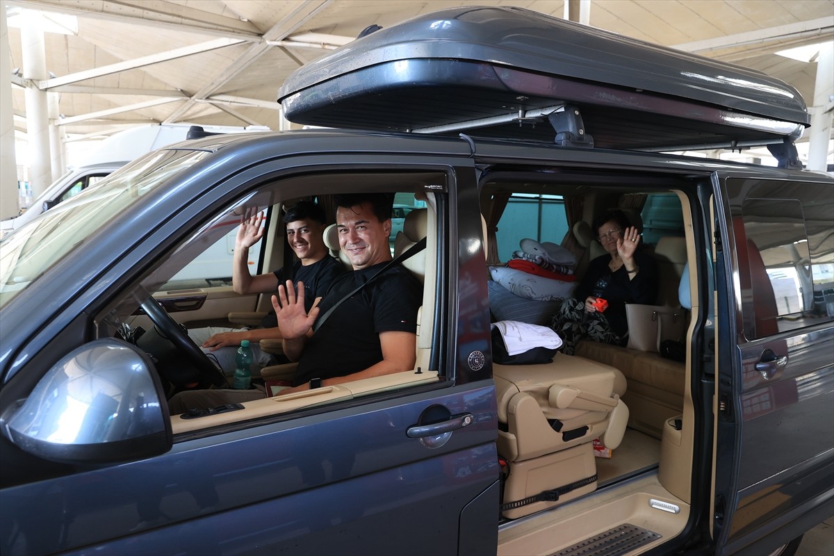 Yıllık izinlerini Türkiye'de geçirmek için yaşadıkları Avrupa ülkelerinden yola çıkan...